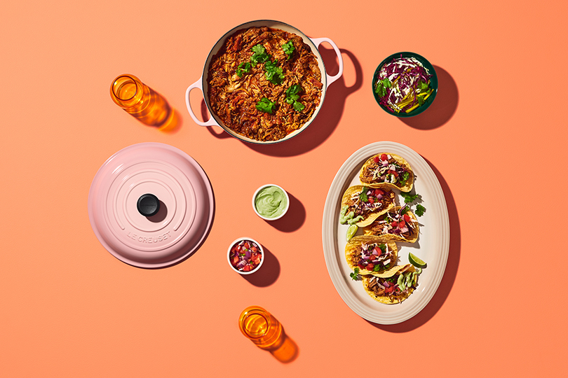 Tacos de porc effiloché avec pico de gallo, salade de chou et de coriandre, et crème d’avocat